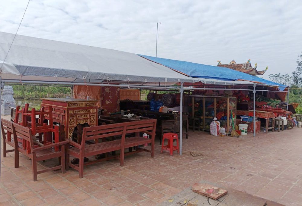 Cac do dung, thiet bi, ban ghe duoc dua ra khu vuc san khu di tich de thuc hien viec cai tao, tu sua. Anh: Quach Du