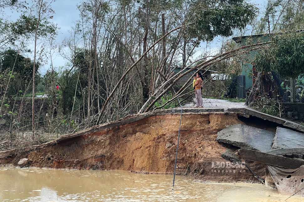 People in the flood center - Luat Le village (Tuy Phuoc commune, Gia Lai province) sadly watched their property submerged in water when the dike was torn by the flood. Photo: Hoai Phuong