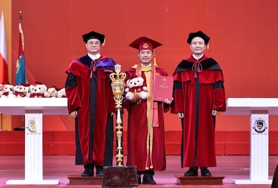 Truong Dai hoc Kinh te, Dai hoc Quoc gia Ha Noi trao bang cho cac tan cu nhan, tien si, thac si nam 2025. Anh: UEB