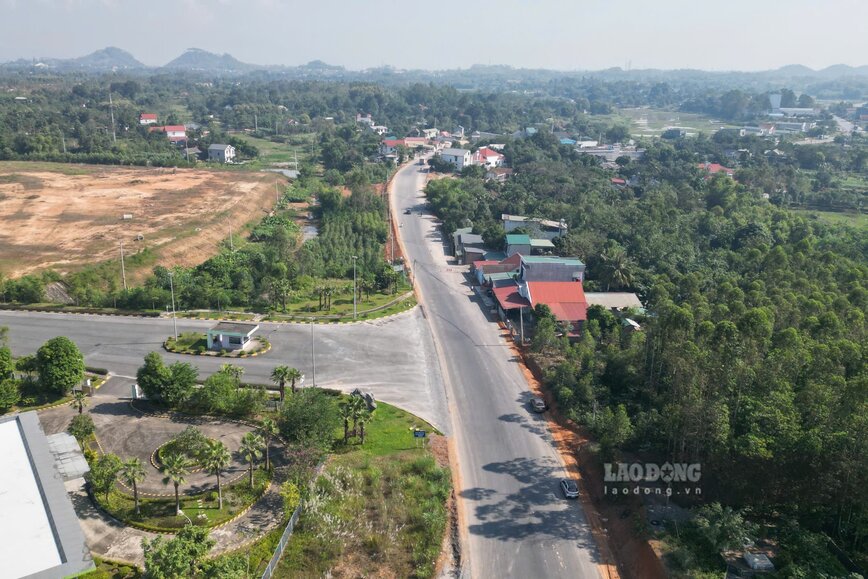 Duong qua cong chinh cum cong nghiep da khang trang, rong rai. Anh: To Cong.