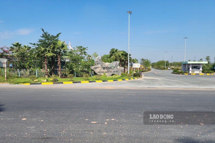 Cum cong nghiep Bac Lam Thao nam ven tuyen duong tinh 325B. Anh: To Cong.