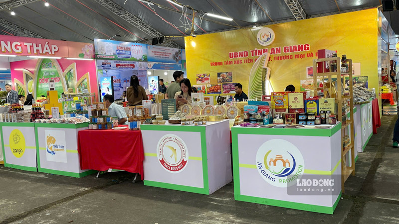 Da dang cac mat hang nong san cua nhieu tinh thanh tai hoi cho. Anh: Dinh Dai