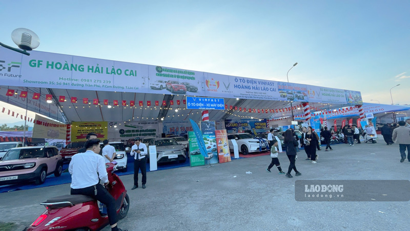 Cac san pham ve cong nghe, oto cung duoc trung bay, gioi thieu den nguoi dan va du khach. Anh: Dinh Dai