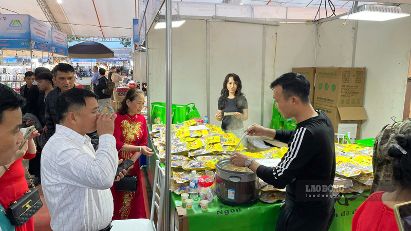 Cac gian hang ve nong san, am thuc luon thu hut dong nguoi trai nghiem. Anh: Dinh Dai