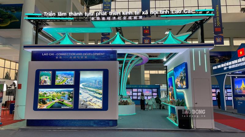 Khong gian trung bay cac san pham cua tinh Lao Cai. Anh: Dinh Dai