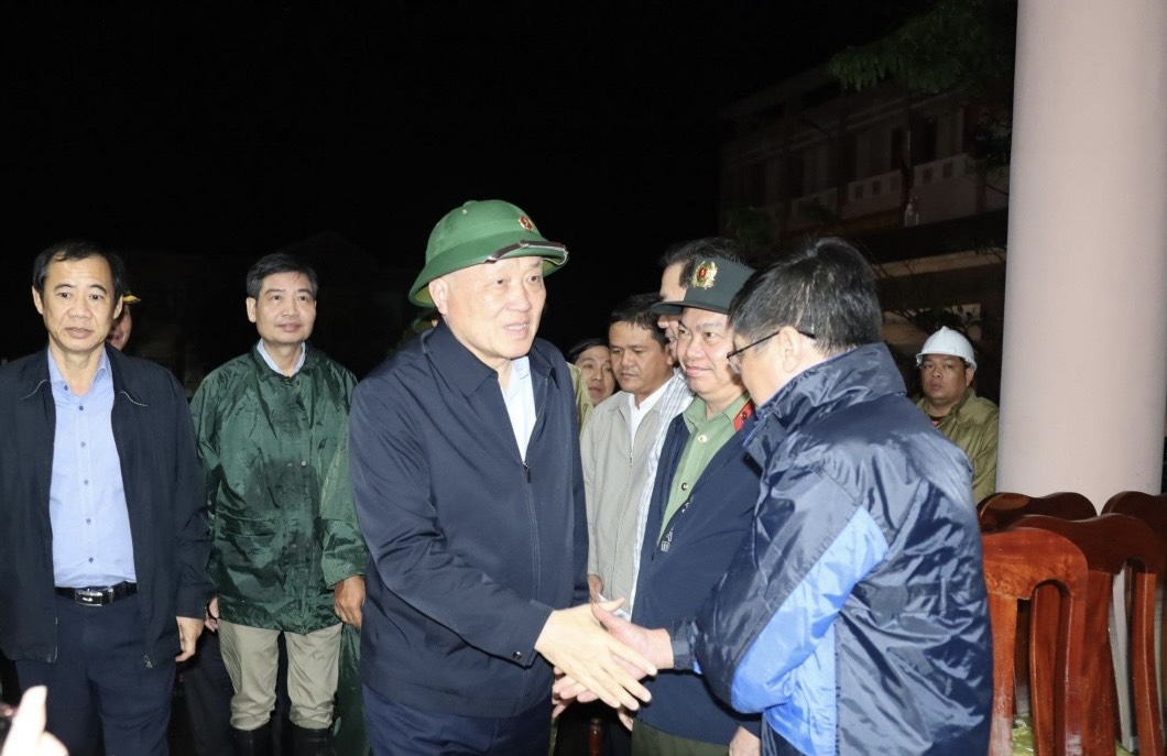 Pho Thu tuong Thuong truc Chinh phu Nguyen Hoa Binh tham hoi, dong vien cac luc luong phong, chong lu o tinh Dak Lak. Anh: Le Thanh