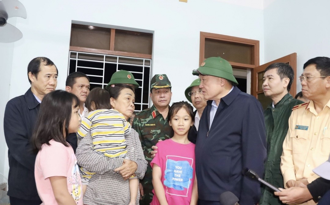 Pho Thu tuong Thuong truc Chinh phu Nguyen Hoa Binh tham hoi cuoc song cua nguoi dan vung lu. Anh: Le Thanh