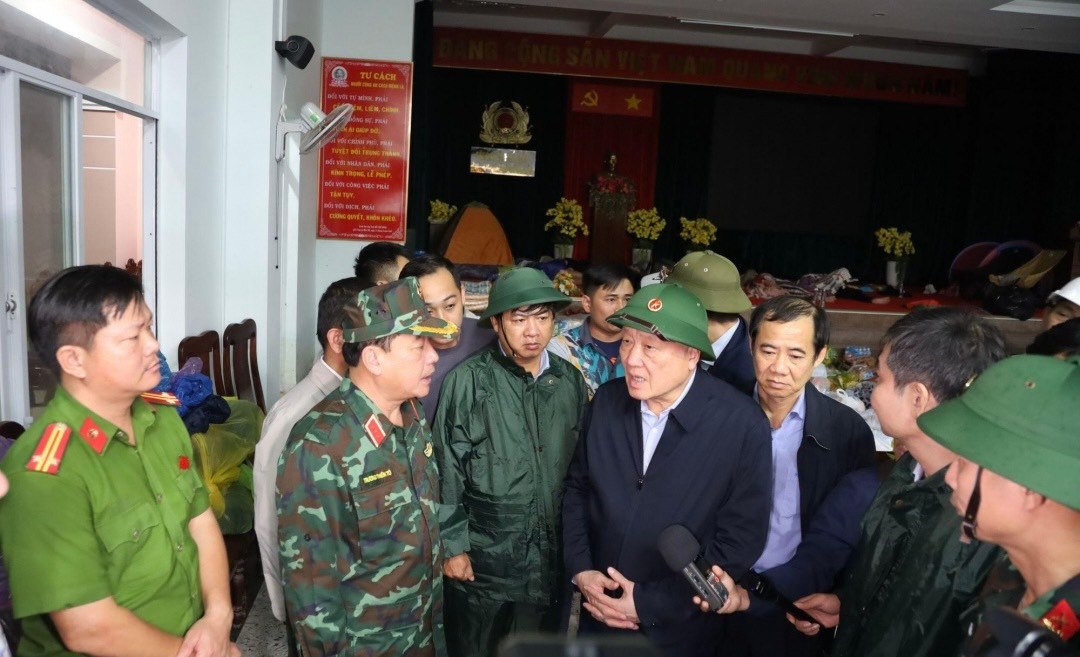 Pho Thu tuong Thuong truc Chinh phu yeu cau luc luong vu trang tiep tuc ho tro nguoi dan khac phuc hau qua sau lu. Anh: Le Thanh