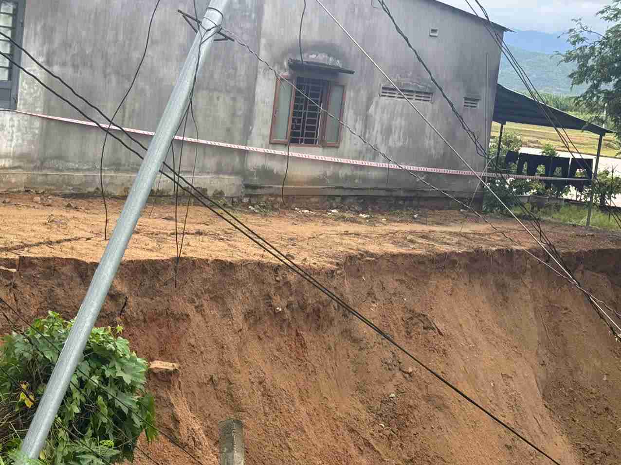 Floods caused landslides along the Cai Phan Rang riverbank, passing through Phu Nhuan village on National Highway 27 in Khanh Hoa province. Photo: Son My