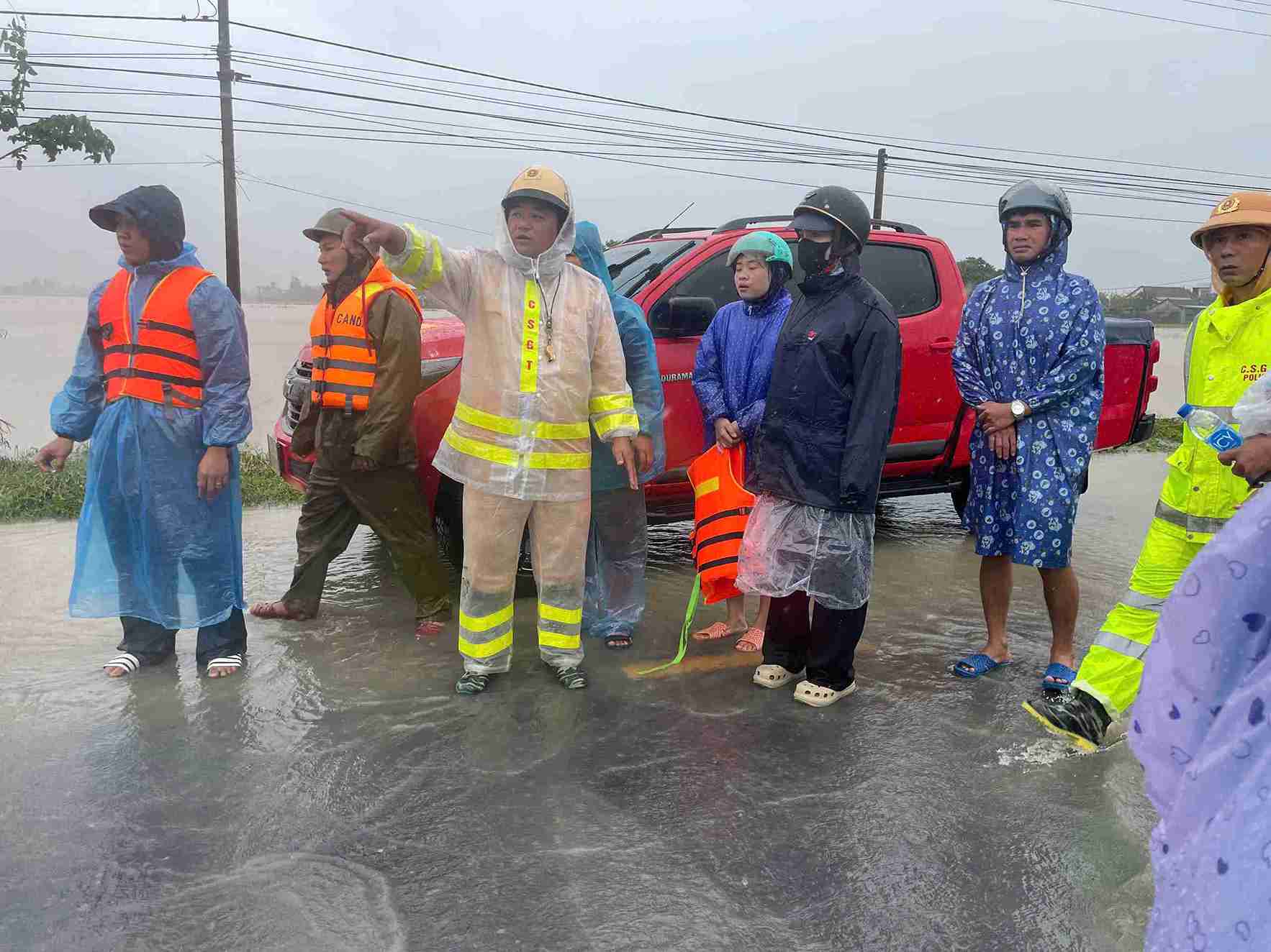 Mot so tuyen duong ve vung lu cung da duoc khoi thong. Anh: Cong an cung cap