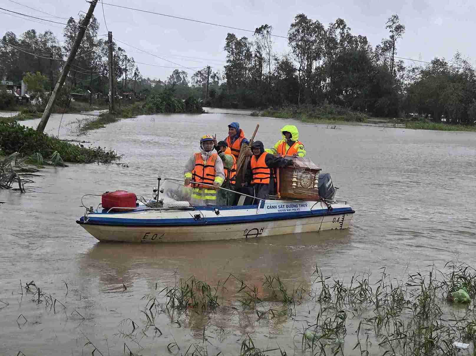 Luc luong chuc nang su dung ca no co dong ho tro ba con vung lu. Anh: Cong an cung cap