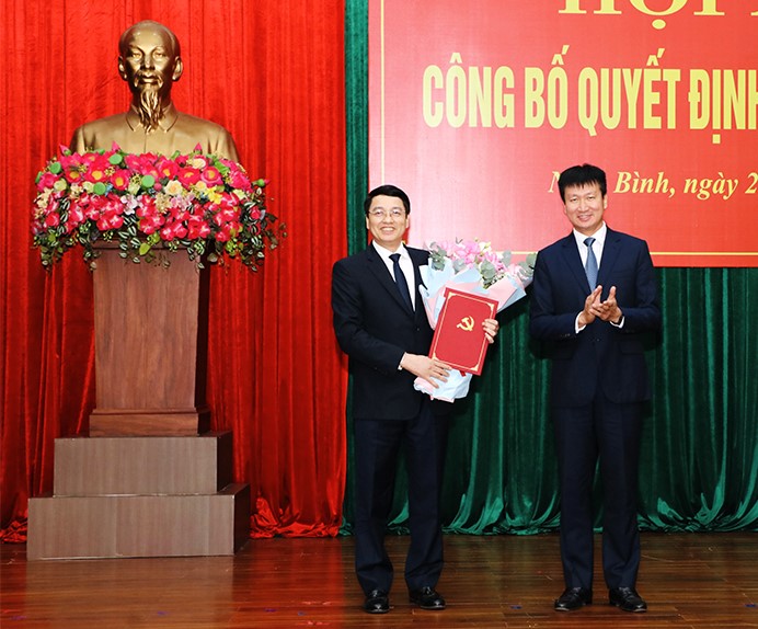 Ong Tran Huy Tuan - Chu tich UBND tinh Ninh Binh (ben phai) trao Quyet dinh dieu dong, chi dinh ong Pham Quang Ai giu chuc Pho Bi thu Dang uy UBND tinh. Anh: Dieu Anh