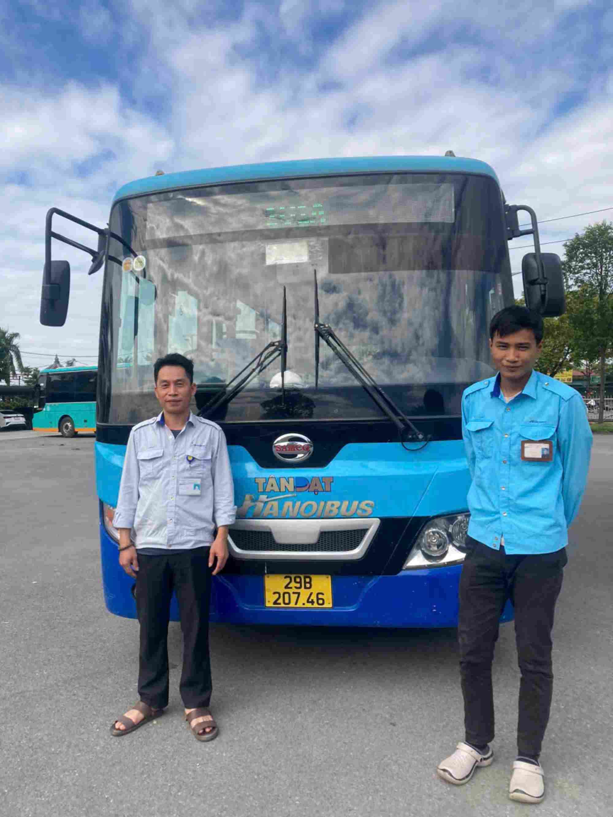 Mr. Nguyen Xuan Tung, a service worker and driver (photo) immediately supported when he saw the student fainted.