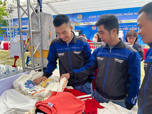 Trabajadores comprando en la Feria de Productos Vietnamitas para los Trabajadores y el Pueblo de 2025 organizada por la Federacion Laboral de la ciudad de Hanoi. Foto: Kieu Vu