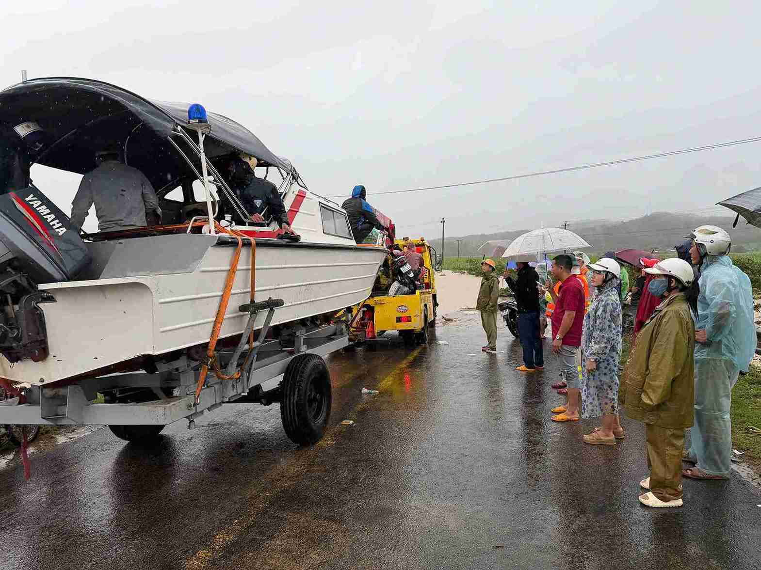 Cong tac ho tro nguoi dan vung lu van dang duoc trien khai. Anh: Cong an cung cap
