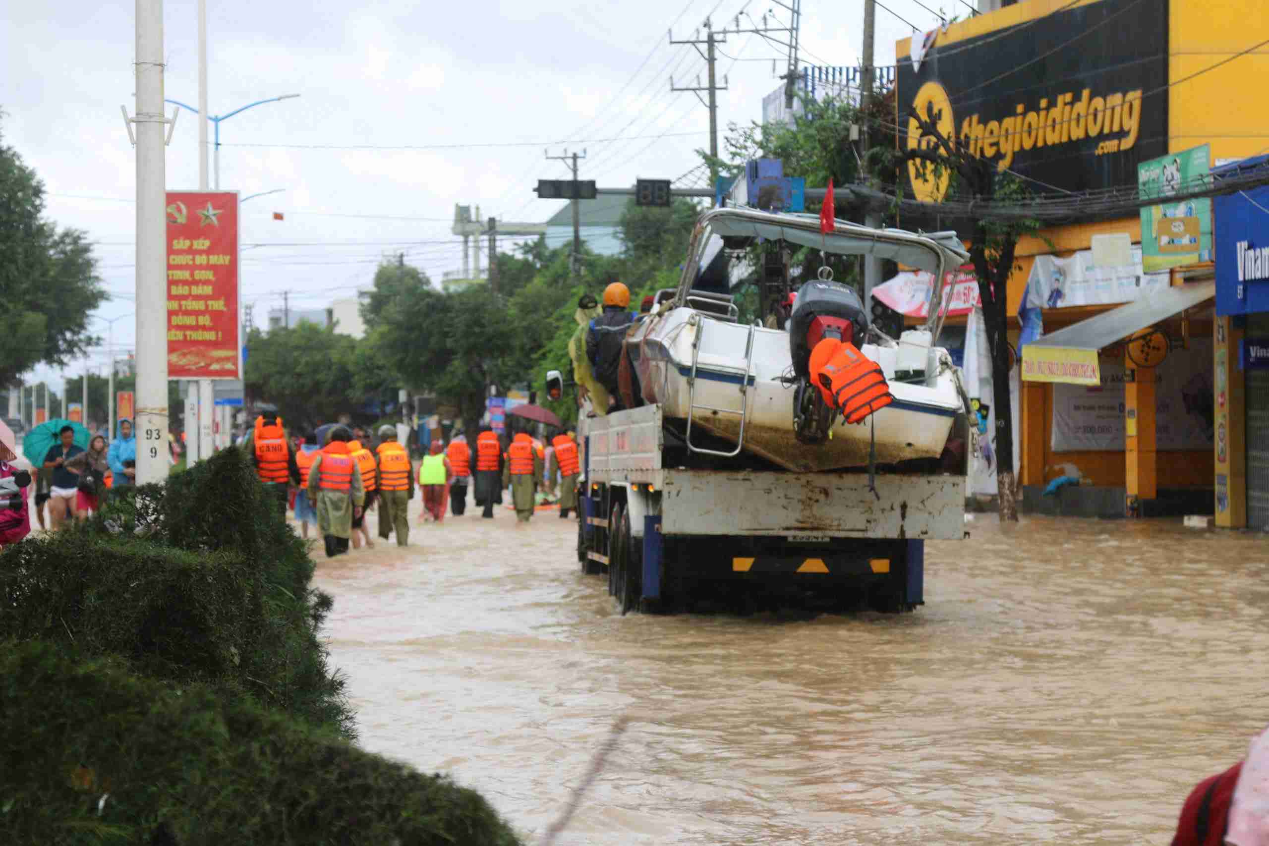 Prolonged heavy rain caused flooding for nearly 15,000 households in Khanh Hoa. Photo: Huu Long