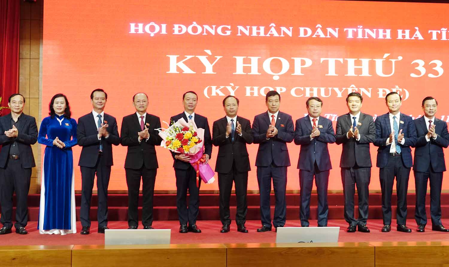 During his personnel work last week in the North Central region, Mr. Phan Thien Dinh was elected to hold the position of Chairman of the People's Committee of Ha Tinh province. Photo: Tran Tuan.