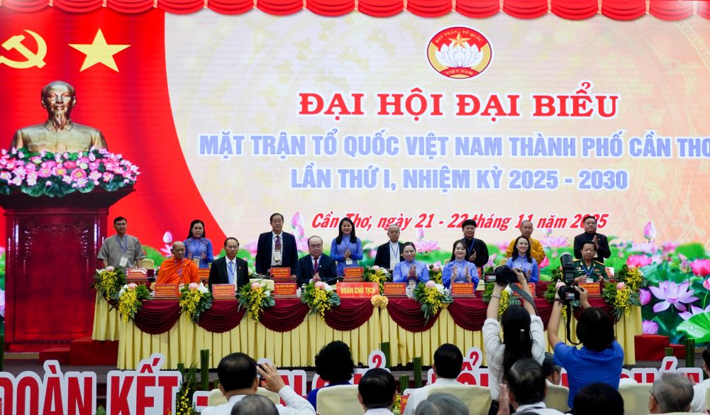 2025-2030 임기 제1차 껀터시 베트남 조국전선 대표자 대회 의장단. 사진: Phuong Anh