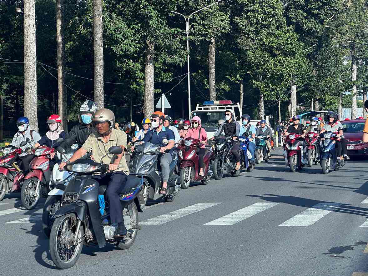 Bui Van Hoa Street has a high traffic density, especially during rush hour when people go to work in industrial parks along the route. Photo: HAC