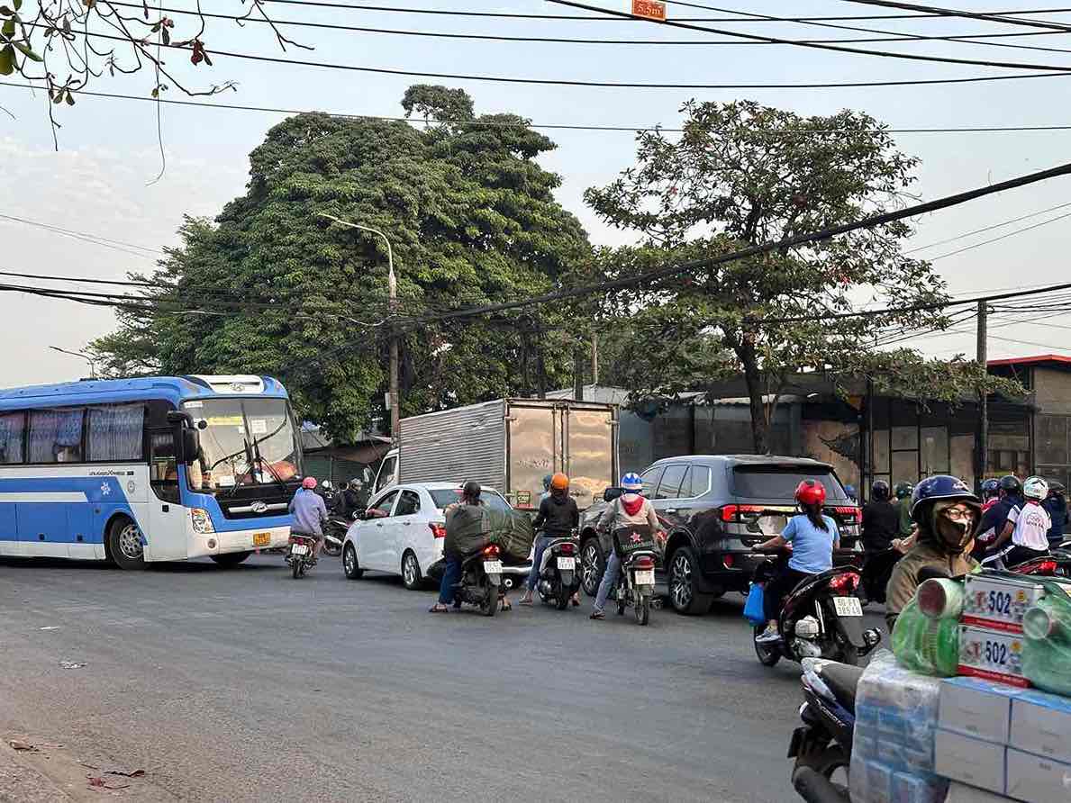 Giao thong di lai tren duong Bui Van Hoa. Anh: HAC