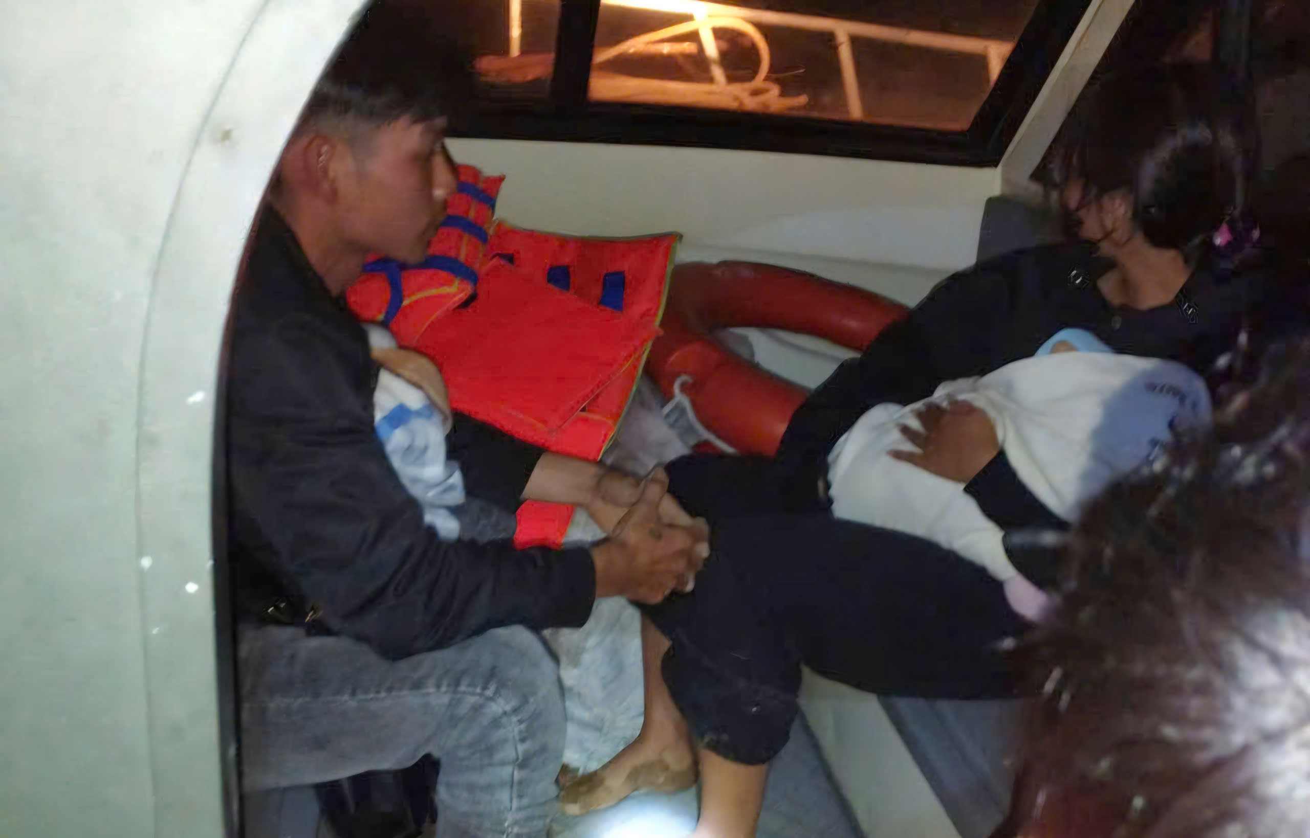 Nguoi than duoc luc luong cuu ho ho tro dua be gai vuot lu di cap cuu. Anh: LLVT cung cap