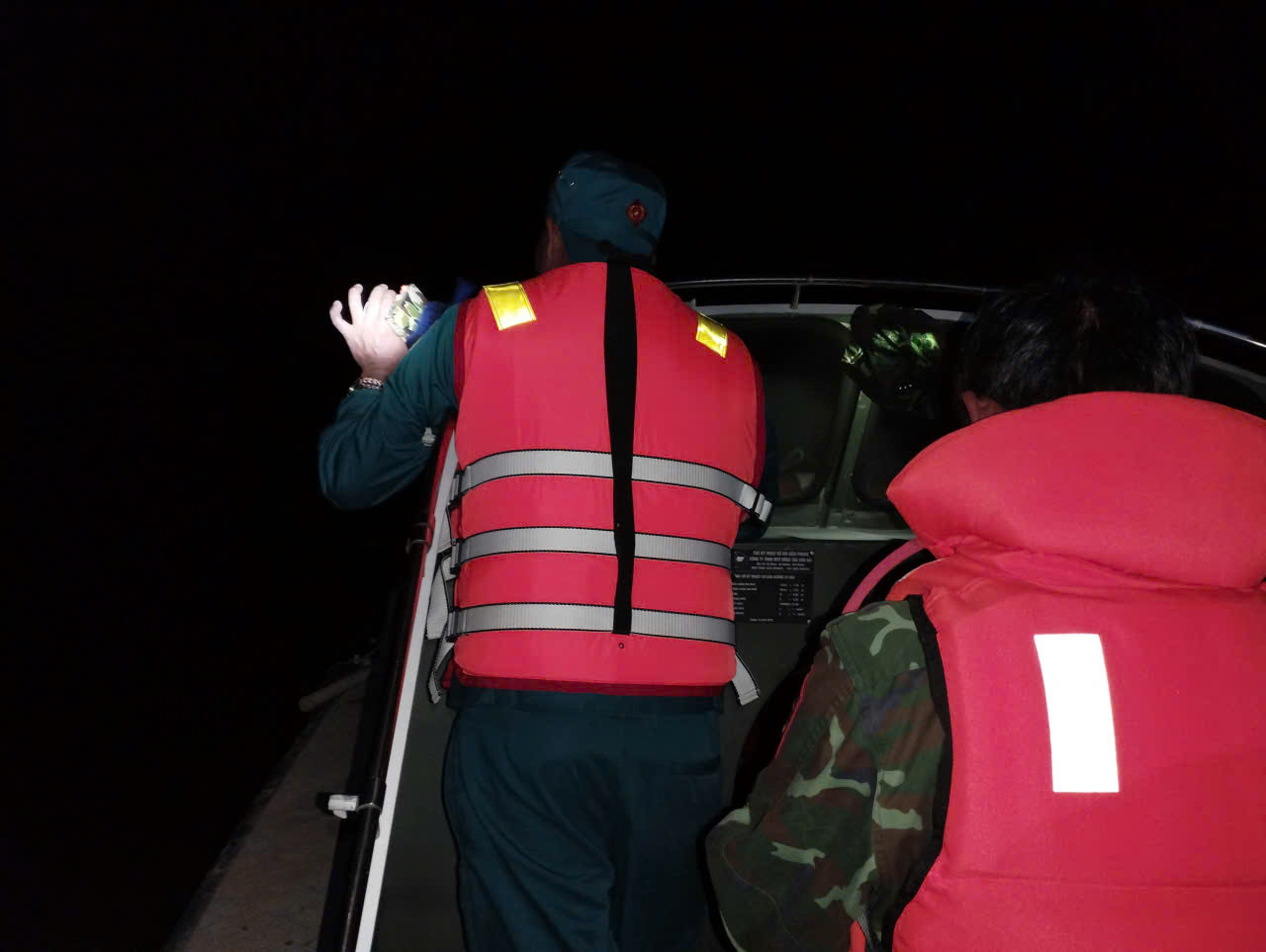 Luc luong cuu ho dung ca no vuot song Dong Nai dua be gai 5 thang tuoi di cap cuu trong dem. Anh: LLVT cung cap