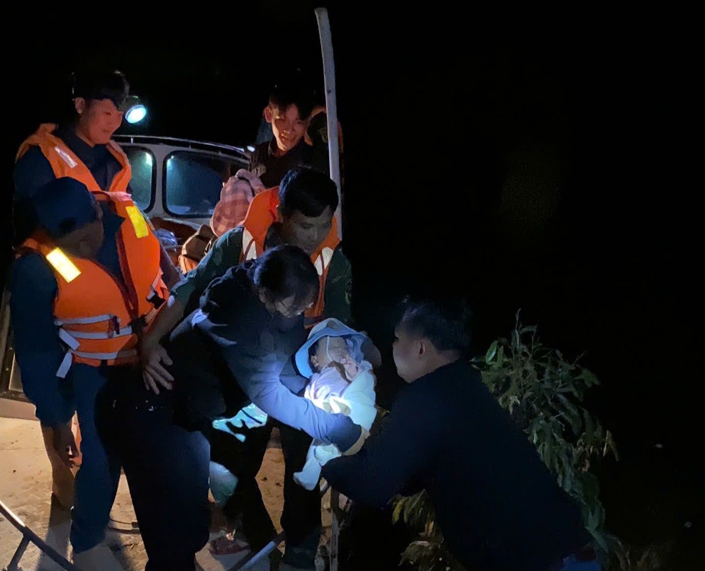 ラムドン省救助隊は、 Dong Nai 川の洪水を乗り越えた少女を迅速に救急搬送しました。写真: Tran Thong