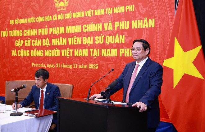 Politburo member and Prime Minister Pham Minh Chinh spoke at the meeting with officials and staff of the Embassy and the Vietnamese community in South Africa. Photo: VNA