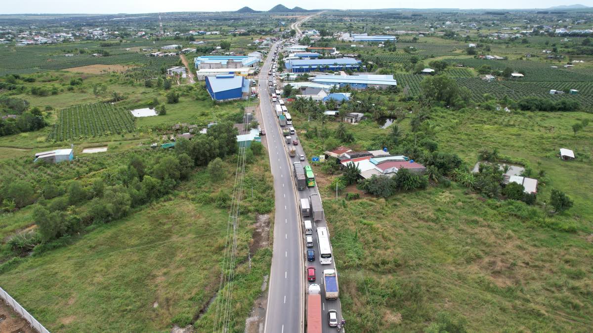 Cac phuong tien ra khoi cao toc Phan Thiet - Dau Giay, xep hang dai tren duong dan ra Quoc lo 1. Anh: Duy Tuan 