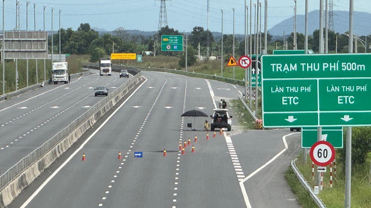 Cuc Canh sat Giao thong dieu tiet phuong tien ra khoi cao toc tai nut giao Phan Thiet, sang 22.11. Anh: Duy Tuan 