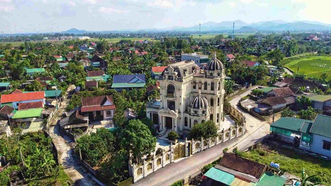 Choáng ngợp biệt thự xa hoa được bà chủ Mailisa xây cho gia đình ở quê nhà