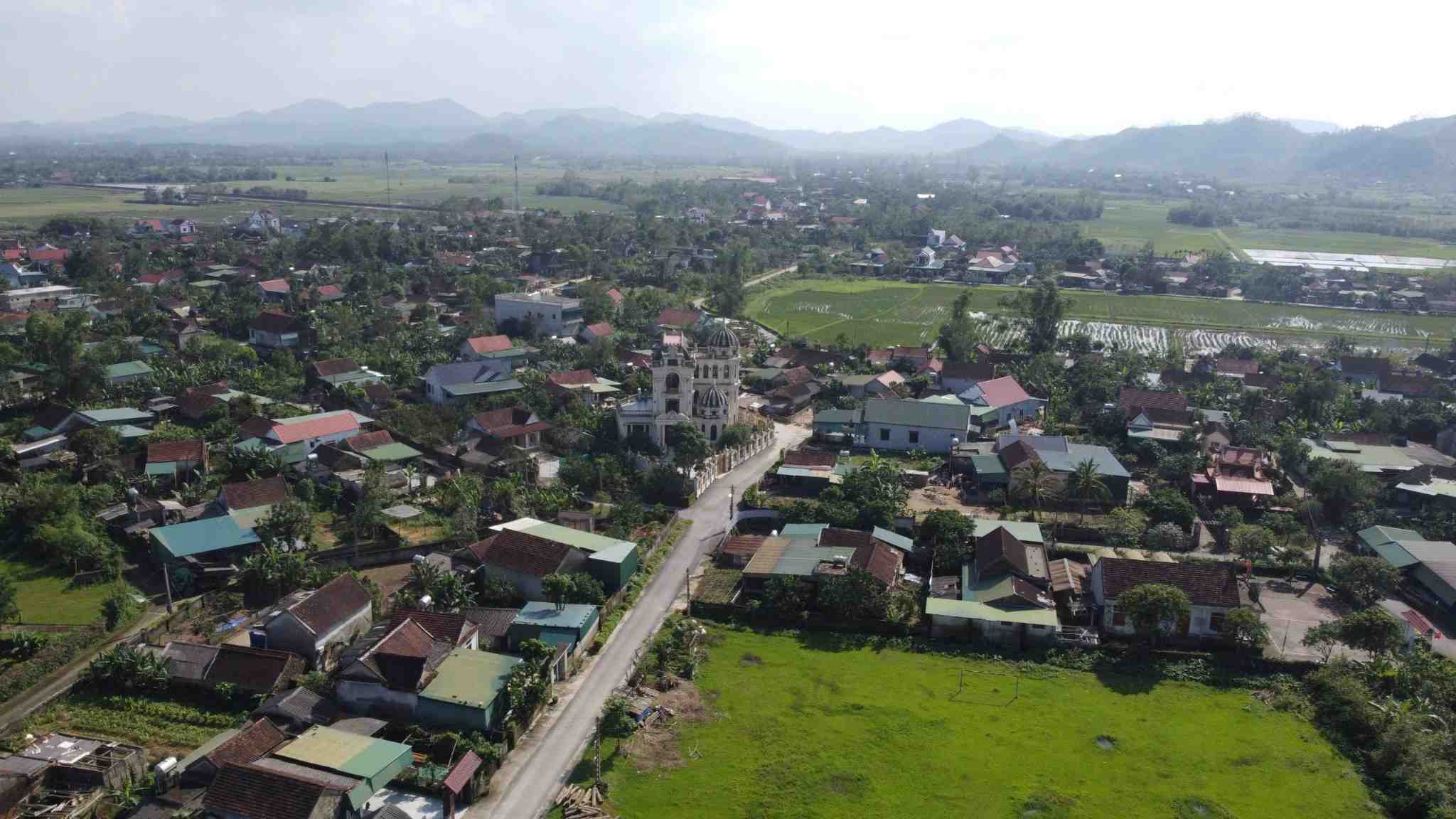 Các hạng mục khác biệt hẳn với những nhà xung quanh. Ảnh: Sỹ Thông