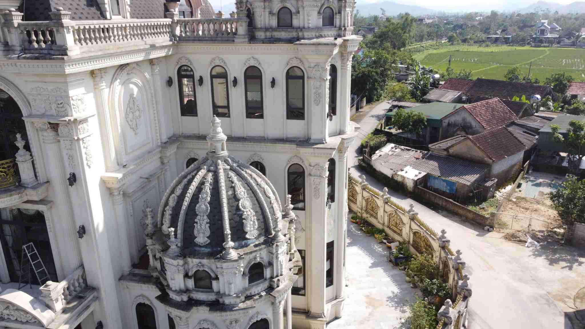 Mái vòm phía trên với màu đen chủ đạo thể hiện sự sang trọng quí phái với những đường nét hoa văn rất cầu kỳ. Ảnh: Sỹ Thông