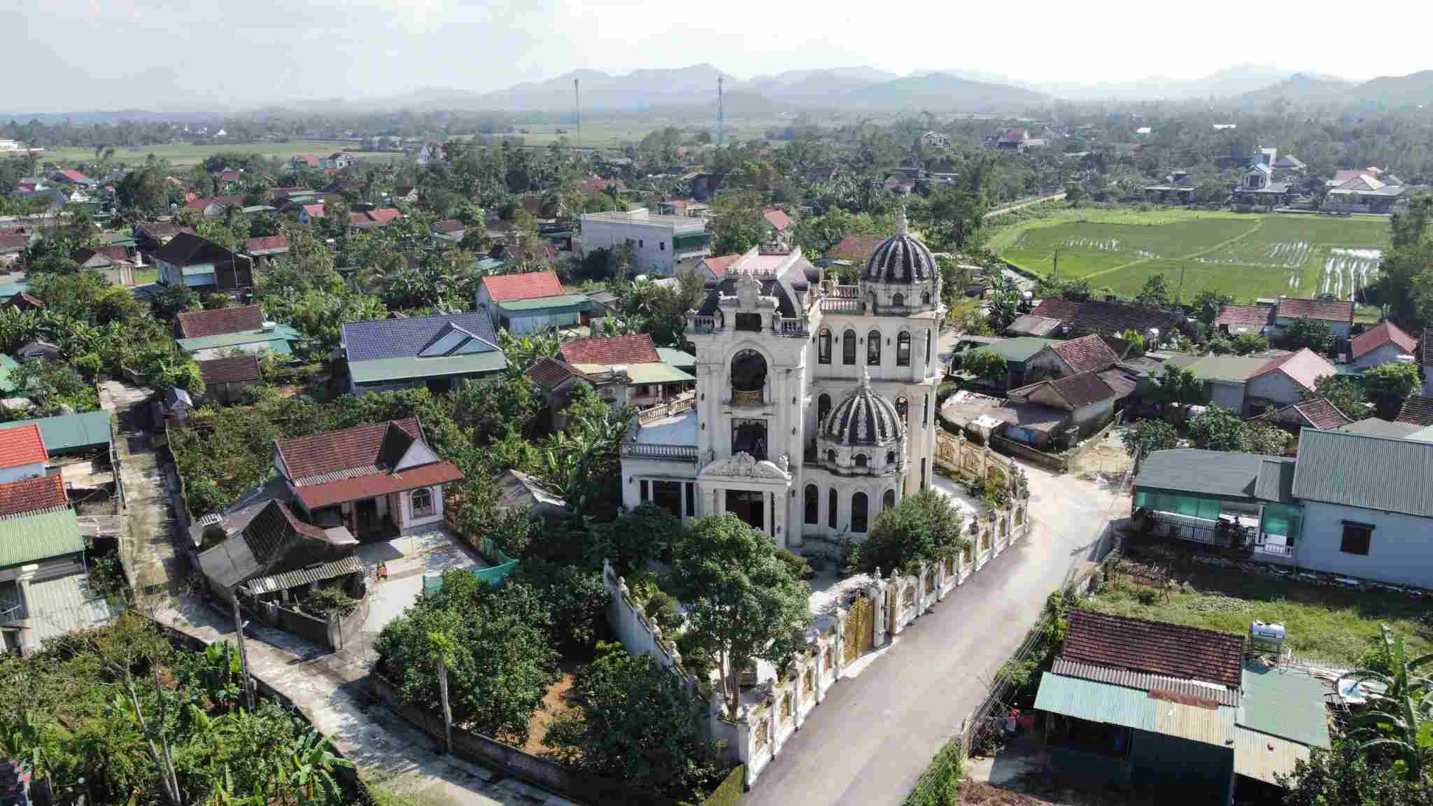 Từ xa ngôi biệt thự đã nổi bật cả một vùng quê. Ảnh: Sỹ Thông