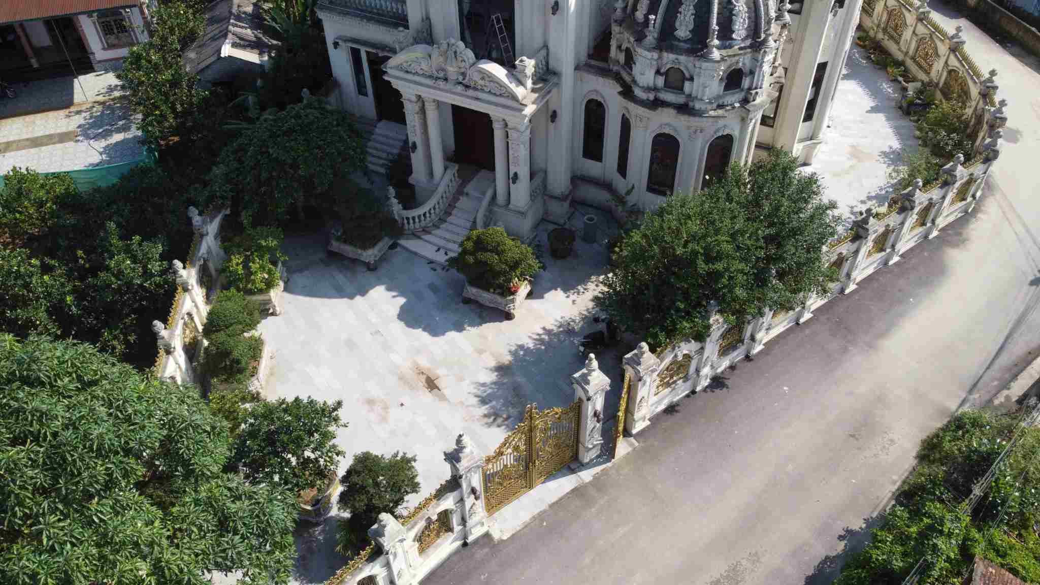 Ngôi biệt thự được xây dựng trên thế đất hình con thuyền. Ảnh: Sỹ Thông