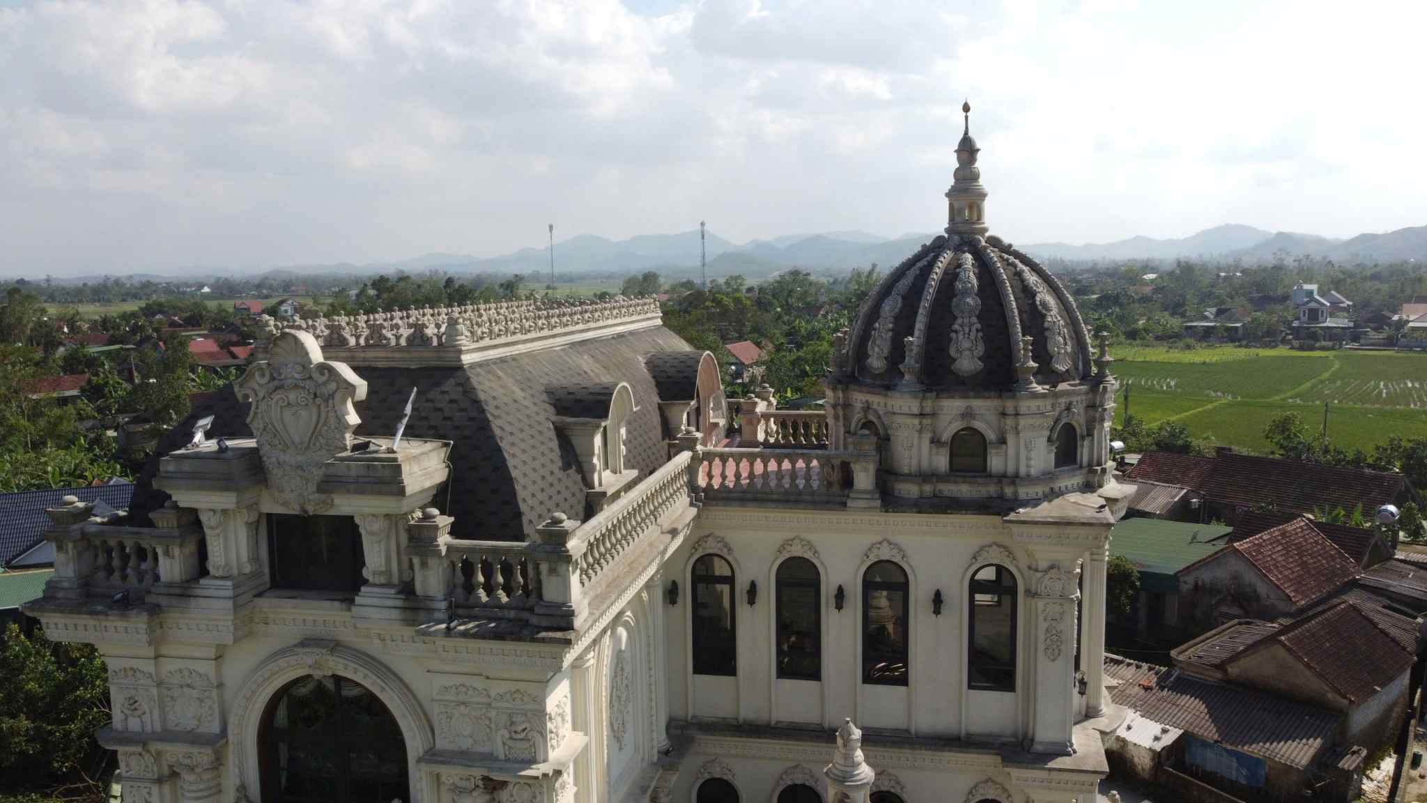 Phần mái có kiến trúc kiểu tân cổ điển rõ nét. Ảnh: Sỹ Thông