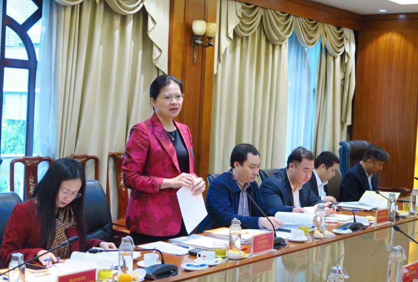 La Sra. Ha Thi Nga - Miembro del Comite Central del Partido Vicepresidenta del Comite Central del Frente de la Patria de Vietnam - presidio la reunion de trabajo. Foto: Huong Diep