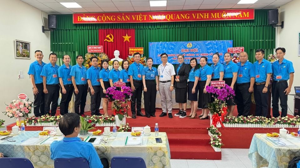 Leaders of the Provincial Federation of Labor, the Board of Directors of Ty Bach Company Limited took a souvenir photo with the Executive Committee of the Company's Trade Union for the 2025 - 2030 term. Photo: Hoang Loc