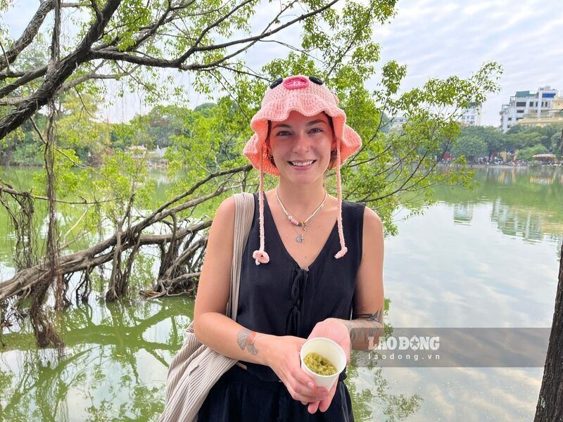 Phản ứng của khách Tây khi lần đầu ăn cốm Hà Nội