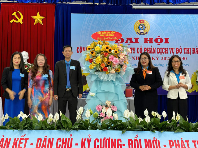 ラムドン省労働総同盟副会長のヴ・ティ・オアン氏（右から2人目）が議会に祝花を贈った。写真: ラムドック