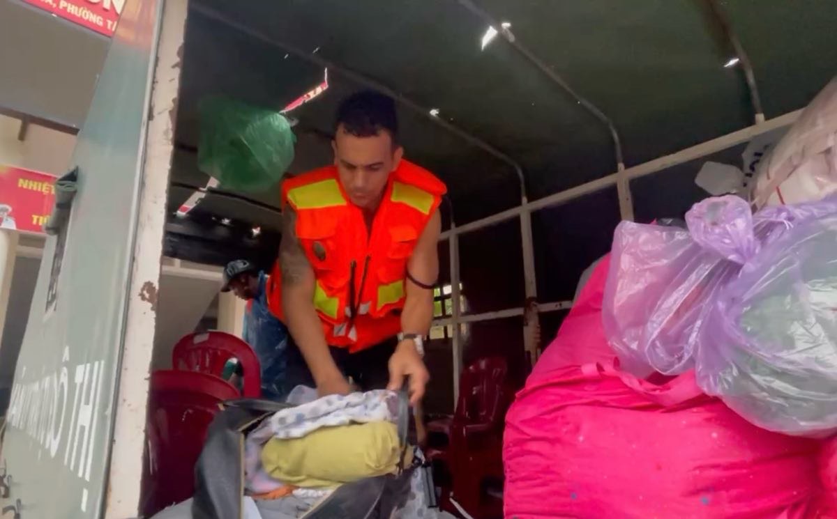 Cuban youth rush to support people in flooded areas of Nha Trang