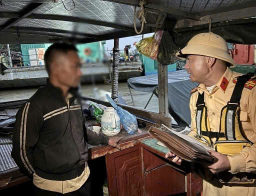 Lực lượng CSGT đường thủy xử lý nhiều trường hợp khai thác thủy sản trái phép. Ảnh: Công an Hải Phòng