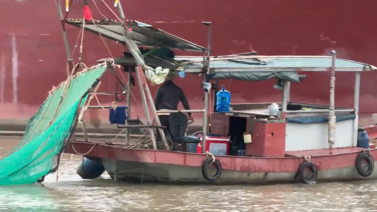 Công an Hải Phòng phát hiện phương tiện khai thác thủy sản trái phép trên sông Cấm. Ảnh: Công an Hải Phòng