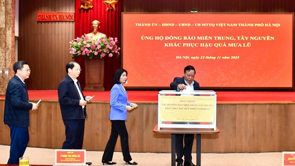 The officials and people of the capital support the people of the Central and Central Highlands to overcome the consequences of floods. Photo: Viet Thanh