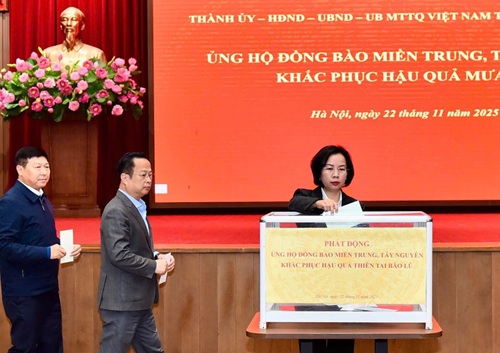 Chu tich Uy ban MTTQ Viet Nam TP Ha Noi Bui Huyen Mai, Pho Chu tich Thuong truc HDND TP Ha Noi Tran The Cuong ung ho dong bao mien Trung va Tay Nguyen. Anh: Viet Thanh