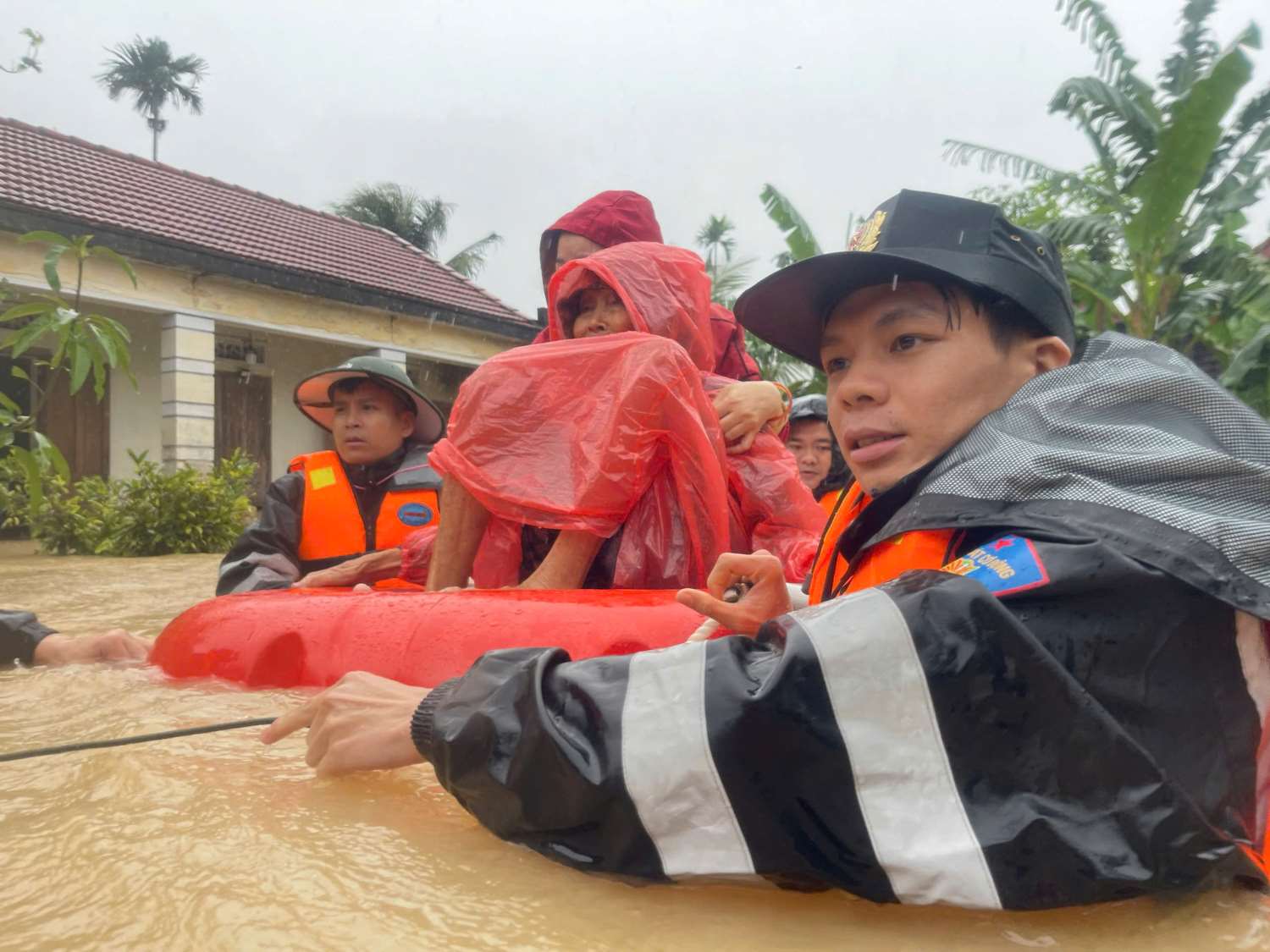 Khanh Hoa deploys the "SOS - Emergency Location Sharing" feature on Zalo to support rescue. Photo: Phuong Linh