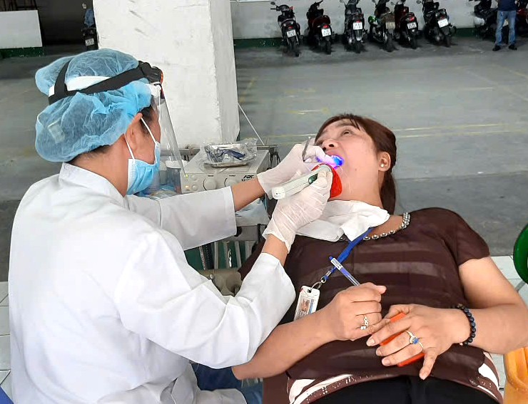 Cac bac si kham rang cho cong nhan lao dong Cong ty TNHH PouYuen Viet Nam. Anh: Duc Long