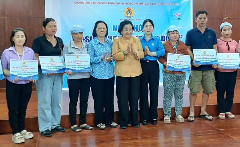Leaders of the Ho Chi Minh City Labor Federation and benefactors presented gifts to workers in difficult circumstances. Photo: Duc Long
