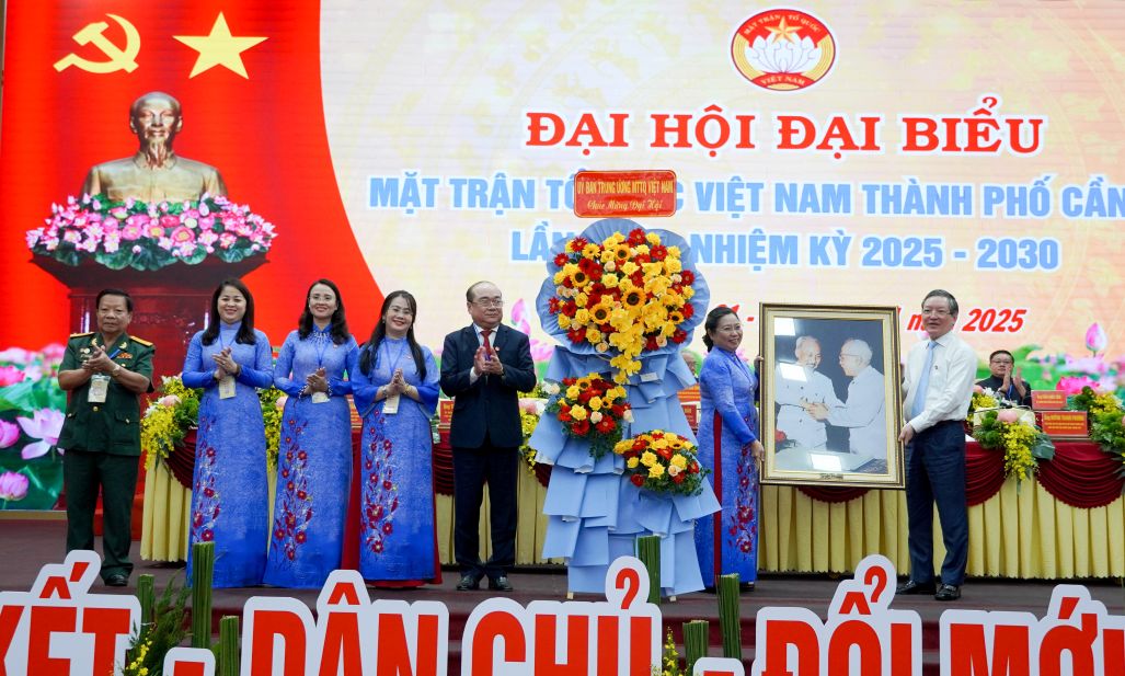 Lanh dao Uy ban Trung uong MTTQ Viet Nam tang anh Bac Ho va Bac Ton, hoa chuc mung Dai hoi. Anh: Phuong Anh