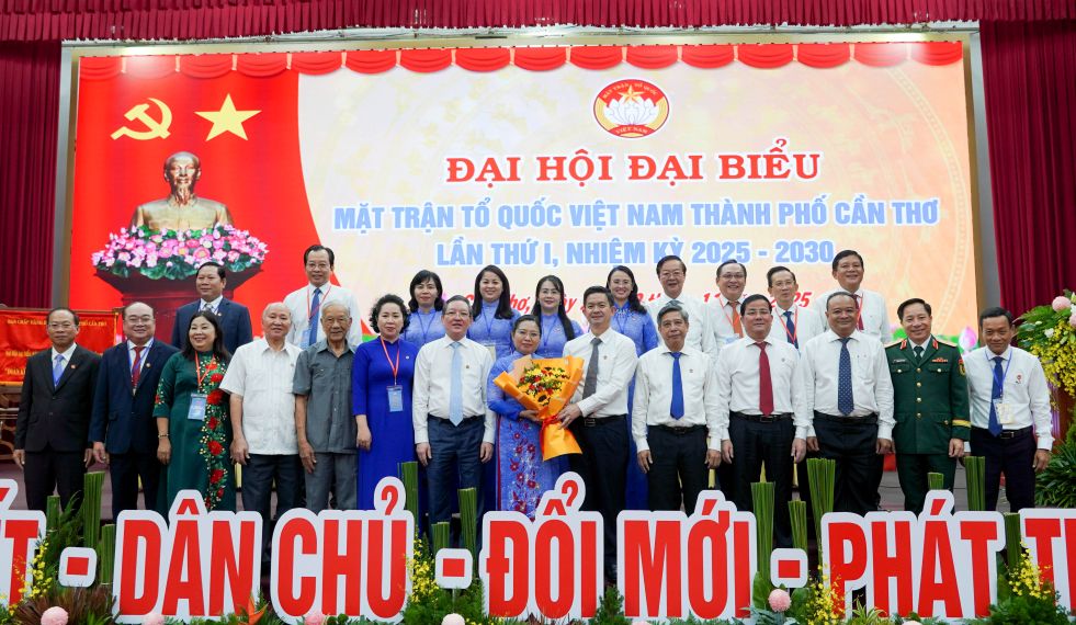 Lanh dao Uy ban Trung uong MTTQ Viet Nam, Thanh uy, UBND, HDND TP Can Tho chuc mung Ban Thuong truc Uy ban MTTQ Viet Nam TP Can Tho, nhiem ky 2025 - 2030. Anh: Phuong Anh
